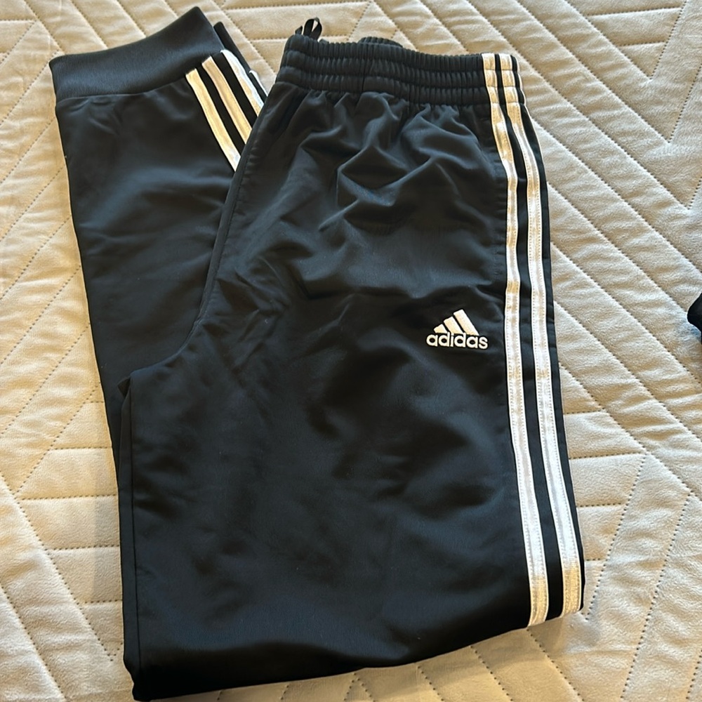 Adidas jogger size XL- 18/20 boys